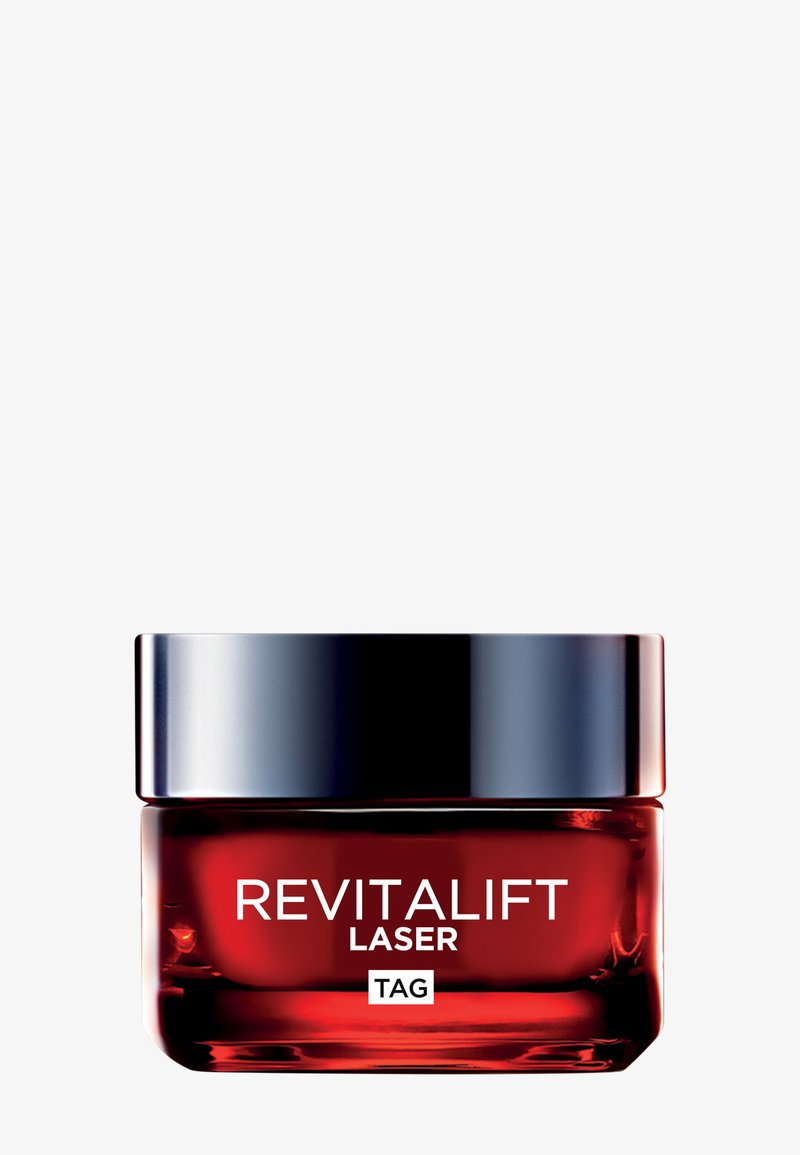 Revitalift Laser crème pot, glanzend rode glas, zilveren metalen deksel, vierkante vorm, gedurfde witte tekstlabel aan de voorkant, minimalistisch ontwerp.