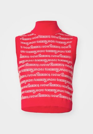 Rød ermeløs crop top med høy krage, med et gjentagende hvitt "tommy jeans" logo-mønster over hele stoffet. Ribbete tekstur.