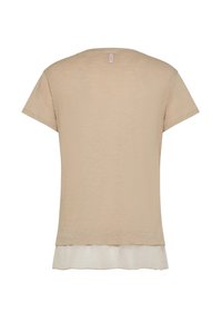 Camiseta beige de manga corta con escote redondeado. Diseño por capas con un dobladillo inferior de color claro en contraste. Tejido suave y texturizado.
