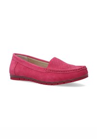 Růžové semišové slip-on boty s texturovaným vzorovaným svrškem, kulatou špičkou a plochou gumovou podrážkou. Prošité detaily kolem okrajů.