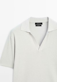 Polo à manches courtes texturé gris clair avec col en V ouvert, marqué Massimo Dutti, en 100 % coton.