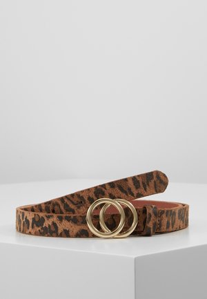 Hnědý kožený opasek s tmavým leopardím vzorem a dvojitou zlatou kulatou sponou, stočený a položený na bílé ploše.