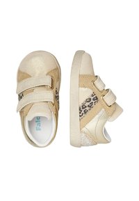 Sneakers beige per bambini con due strap in velcro, dettagli metallici, pannello laterale in stampa leopardata, materiale testurizzato e soletta imbottita.