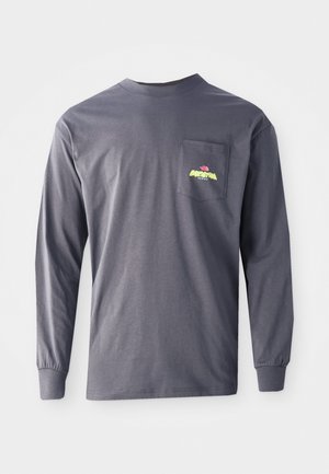 T-shirt à manches longues gris foncé avec un poche sur la poitrine, arborant un logo "Expedition Series" en jaune fluo et rose.