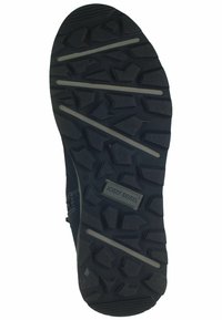 Suela de goma negra con un patrón de textura en la banda de rodadura para tracción, con ranuras y formas elevadas; incluye el logotipo de la marca "JOSEF SEIBEL."
