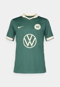 Roheline spordisärk, mis on valmistatud hingavast kangast, valge kaeluse ja varrukate aktsentidega. Särgil on silmapaistev Volkswageni logo ja klubi embleem.
