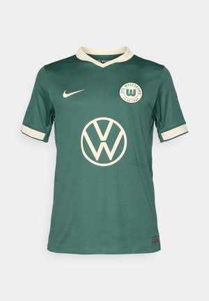 Tricou sportiv verde, fabricat dintr-un material respirabil, cu guler și accente albe pe mâneci. Prezintă un logo proeminent Volkswagen și emblema clubului.