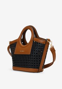 Bolso de cuero marrón con acentos negros tejidos, asas circulares y correa removible. Presenta herrajes en tonos dorados y una forma estructurada.