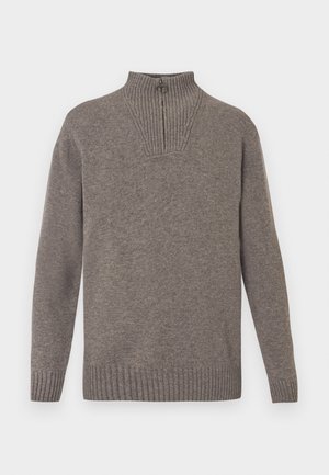 Sweater cinza de malha com colarinho alto, textura canelada e fecho de zíper de um quarto. Corte reto e punhos e barra canelados.
