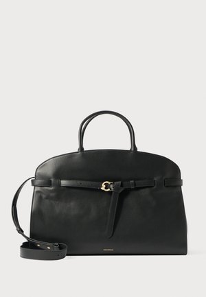 Zwarte leren handtas met een afgeronde bovenkant, dubbele handvatten, afneembare schouderriem, gouden beslag en een voorste detail met riem.