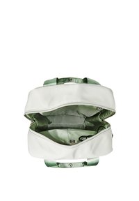 Mochila de cuero blanco con correas de satén verdes. Parte superior abierta que revela un interior verde suave, con un pequeño bolsillo y cintas para accesorios.