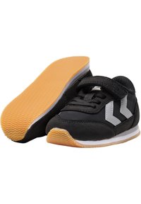 Scarpe sportive nere con cinturino in velcro, caratterizzate da strisce grigie di accento, suola in gomma testurizzata e un design imbottito per il massimo comfort.