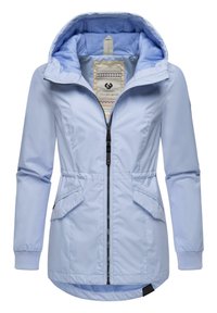 Veste bleu clair avec zip sur le devant, capuche, poignets élastiques et deux poches latérales. Texture lisse avec doublure intérieure contrastante.