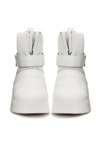 Bijeli natikači do gležnja s širokim podesivim remenom, teksturirani materijal, okrugli vrh i debeli potplat.