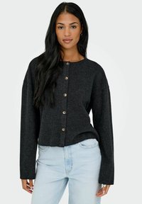 Cardigan a maglia grigio scuro con colletto rotondo e otto bottoni frontali, dotato di maniche lunghe e una vestibilità rilassata.