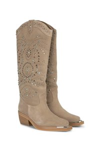 Beżowe zamszowe kowbojki ozdobione srebrnymi i niebieskimi ćwiekami, stożkowy czubek, krótki obcas w kształcie słupka oraz misterny wzór na cholewie.