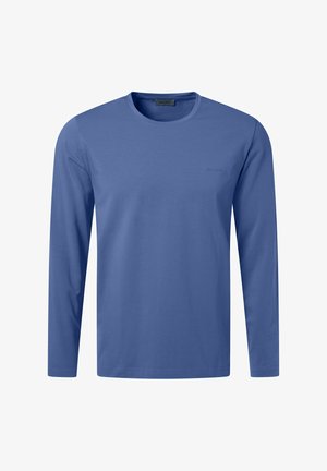 Blauwe katoenen T-shirt met lange mouwen en ronde hals, met subtiele "pierre cardin" logo op de borst, weergegeven op een witte achtergrond.