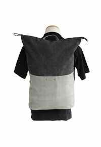 Lo zaino in tela grigia e nera presenta un design roll-top, spallacci regolabili e un accento con logo sul pannello anteriore.