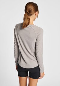 Hummel VANJA - Langærmet T-shirt - paloma