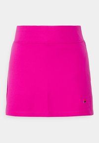 Falda de tenis rosa hecha de un material liso y elástico. Cuenta con una cintura ancha y un pequeño logo en la parte inferior izquierda. Diseño corto y acampanado.