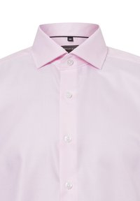 Camicia button-up rosa chiaro con colletto strutturato, tessuto texturizzato, cinque bottoni bianchi e un sottile motivo a quadretti.