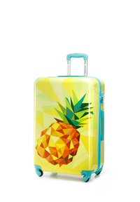 Valise rigide ornée d'un motif de ananas géométrique en jaune et orange, avec des accessoires turquoise et des roues roulant en douceur.