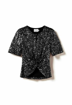 Črni top s sequinom s kratkimi rokavi, okroglo izrezom in zasukanim sprednjim delom. Gladka črna tkanina pod sequini, sijoča tekstura.