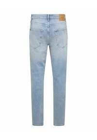 Lichtblauwe denim jeans met achterzakken en een tan leren merkembleem op de tailleband, gezien vanaf de achterkant.