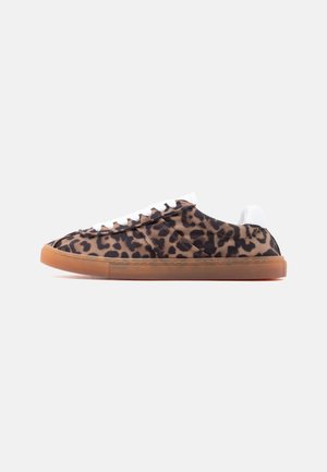 Lav-sko sneaker med brunt og sort leopardmønster, hvide snørehuller, hvid hælflap og gennemsigtig brun gummisål på ensfarvet baggrund.