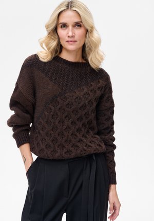 Brązowy sweter z dzianiny, ozdobiony fakturowanym wzorem z diagonalnymi elementami. Ściągacze na mankietach i okrągły dekolt dodają szczegółów.