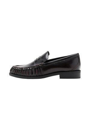 Mocasín negro de cuero con tacón bajo, costuras estilo mocasín y un acabado liso y pulido mostrado de lado.