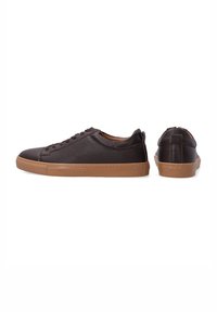 Brązowe skórzane sneakersy o teksturowanym wykończeniu, z zapięciem na sznurówki i jasnobrązową gumową podeszwą. Posiadają uchwyt na pięcie ułatwiający zakładanie.