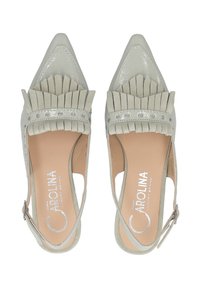 Korkea kärki slingback-kengät vaaleanharmaasta patentoidusta nahasta, jossa on fringed yksityiskohtia, hopeiset varusteet ja pehmustettu pohjallinen.
