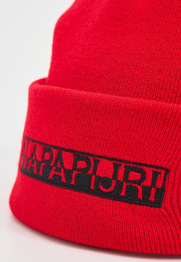 Berretto lavorato a maglia rosso con una fascia logata nera ricamata. Il cappello ha un risvolto e una superficie morbida e texturizzata.