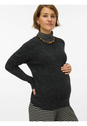 Mørkegrå, blød sweater med lange ærmer, rund hals og løs pasform, båret over en grå polokrave, parret med mønstrede sort-hvide bukser.