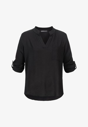 Fekete blúz V-nyakkivágással, felhajtott háromnegyedes ujjakkal, texturált anyagból, és bal oldali mellzsebbel. Lekerekített alsó rész a kényelmesebb viseletért.