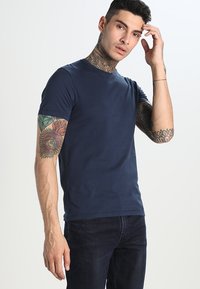 Levi's® SLIM FIT 2 PACK  - Camiseta básica - dark blue