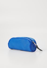 Astuccio per matite di colore blu con forma arrotondata, chiusura con zip e superficie testurizzata. Presenta un tirazip nero.