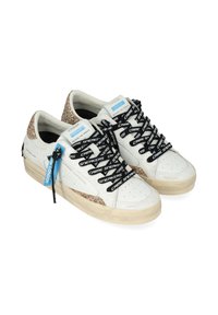 Sneakers bianchi in pelle con accenti di glitter dorato, lacci neri a fantasia, punta testurizzata e suola in gomma crema. Presentano un'etichetta blu.