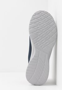 Leichter Sneaker mit einem strukturierten Obermaterial aus marineblauem Stoff, einer dicken weißen Gummisohle mit einem Rautenmuster-Profil.