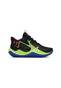 Zapatilla deportiva negra con acentos verdes, parte superior texturizada y suela de goma azul. Cuenta con una lengüeta roja y un diseño perforado para ventilación.