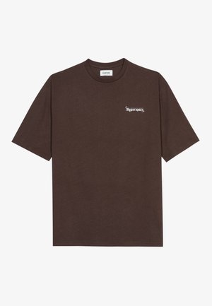 T-shirt marron à manches courtes avec col rond, arborant un petit logo texte blanc "Hyperspace." sur le côté gauche de la poitrine et une étiquette "YOURTURN" à l'intérieur du col.