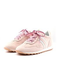 Ljust rosa mockasko med vita ränder, texturerad yta, rosa snören och en gummisula med små greppnubb.