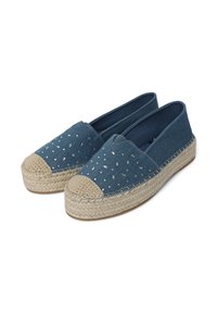 Espadrillas piatte in tela blu con suole in juta intrecciata beige e piccoli chiodini argentati nell'area delle dita.