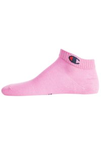 Rosa Knöchelsocke aus Stoff mit geripptem Bündchen. Verfügt über ein kleines navy Logo an der Seite und hat eine glatte Textur.