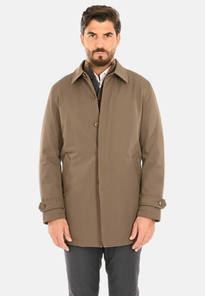 Cappotto impermeabile marrone con collo a rever, bottoni frontali e tasche laterali. Tessuto liscio e vestibilità su misura con polsini arrotolati.