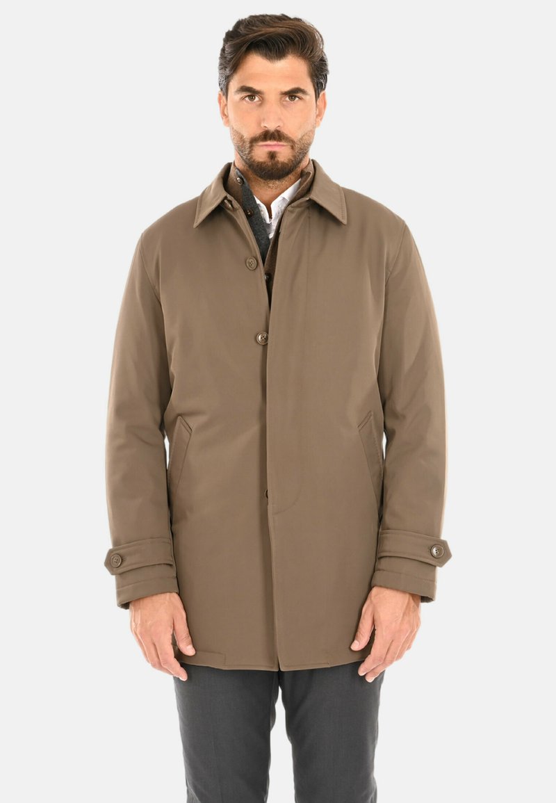 Cappotto impermeabile marrone con collo a rever, bottoni frontali e tasche laterali. Tessuto liscio e vestibilità su misura con polsini arrotolati.