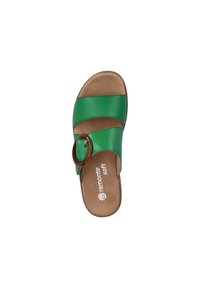 Infradito in pelle verde con due ampie cinghie, un accento circolare marrone e una soletta imbottita. Nome del brand "remonte soft" stampato sulla soletta.