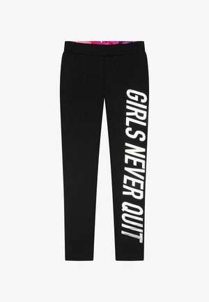 Juodos leggingai su plačiu juosmeniu, kuriuose vertikaliai kairėje kojoje spausdintas ryškus baltas tekstas "MERGINOS NEDARO ATSITIKČIŲ". Lygus audinio tekstūra.