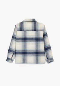 Gewebtes blau-creme kariertes Hemd mit langen Ärmeln. Verfügt über einen Button-Down-Kragen, Brusttaschen und krempelbare Ärmel. Weiche Textur.